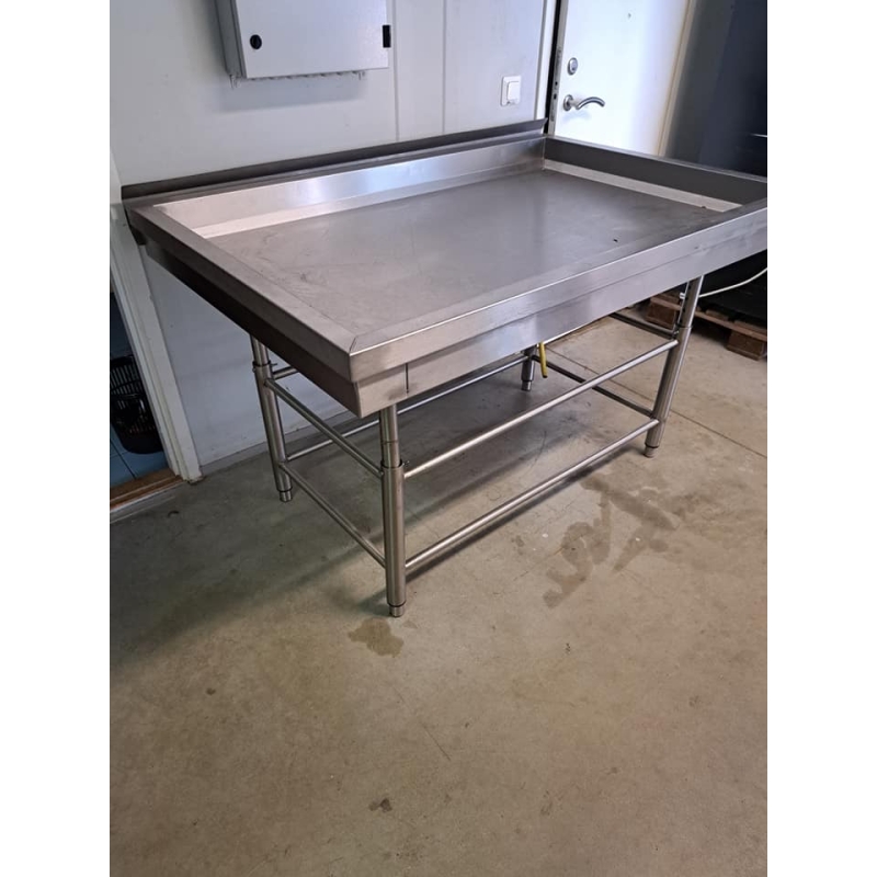 Stainless steel ice bath with adjustable legs