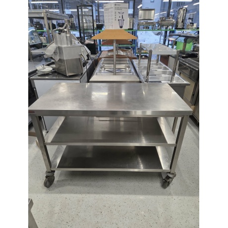 ROOSTEVABA LAUD LISARIIULIGA RATASTEL