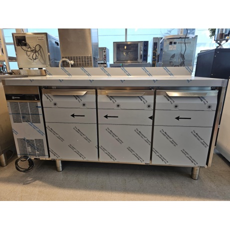 Külmlaud ustega Electrolux
