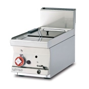 Gas fryer - Tank capacity 8 lts. cm. 22x27,5x22h - Basket cm. 20x24x9h - Production: 8kg/h